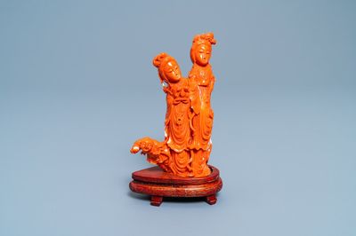 Un groupe en corail rouge figurant deux femmes et un enfant, Chine, 19/20ème