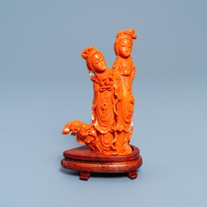 Un groupe en corail rouge figurant deux femmes et un enfant, Chine, 19/20ème — photo 1