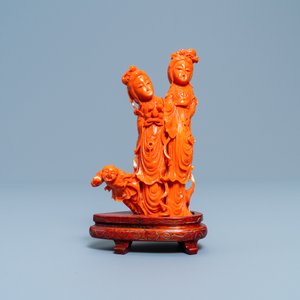 Un groupe en corail rouge figurant deux femmes et un enfant, Chine, 19/20ème — photo 2