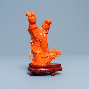 Un groupe en corail rouge figurant deux femmes et un enfant, Chine, 19/20ème — photo 4