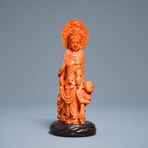 Un groupe en corail rouge figurant Guanyin à l'enfant, Chine, 19ème — photo 2