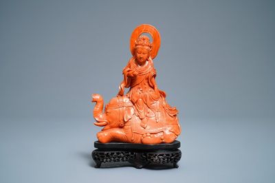 Un groupe en corail rouge figurant Guanyin sur un éléphant, Chine, 19ème