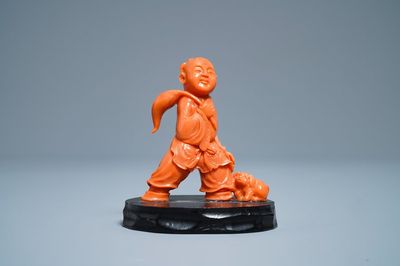 Un groupe en corail rouge figurant un garçon et son chien, Chine, 20ème