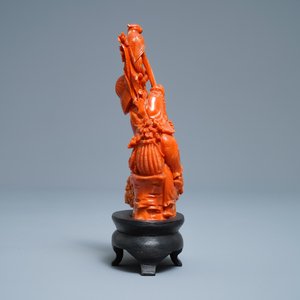 Un groupe en corail rouge figurant un garçon et son perroquet, Chine, 19/20ème — photo 3