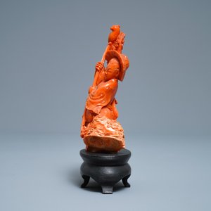 Un groupe en corail rouge figurant un garçon et son perroquet, Chine, 19/20ème — photo 5