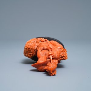 Un groupe en corail rouge figurant un garçon et son perroquet, Chine, 19/20ème — photo 6