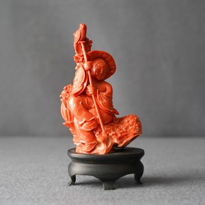Un groupe en corail rouge figurant un garçon et son perroquet, Chine, 19/20ème — photo 7
