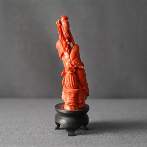 Un groupe en corail rouge figurant un garçon et son perroquet, Chine, 19/20ème — photo 8