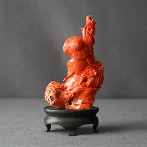 Un groupe en corail rouge figurant un garçon et son perroquet, Chine, 19/20ème — photo 9