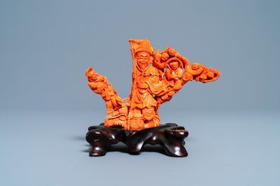 Un groupe en corail rouge figurant un immortel, Chine, 19/20ème