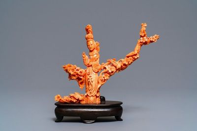 Un groupe en corail rouge figurant une femme entouré de branches fleuries, Chine, 19ème