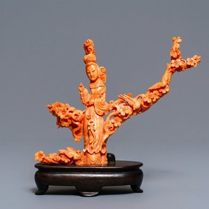 Un groupe en corail rouge figurant une femme entouré de branches fleuries, Chine, 19ème — photo 1