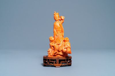 Un groupe en corail rouge figurant une femme et deux garçons, Chine, 19/20ème