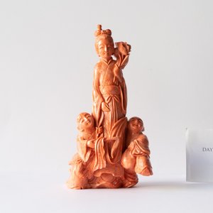 Un groupe en corail rouge figurant une femme et deux garçons, Chine, 19/20ème — photo 6