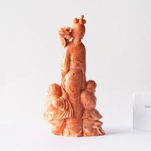 Un groupe en corail rouge figurant une femme et deux garçons, Chine, 19/20ème — photo 7