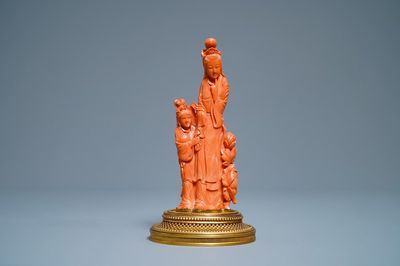 Un groupe en corail rouge figurant une femme et une fille, Chine, 19/20ème