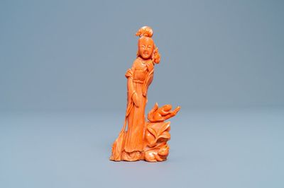 Un groupe en corail rouge figurant une femme, un lapin et un enfant, Chine, 19/20ème