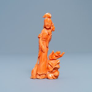 Un groupe en corail rouge figurant une femme, un lapin et un enfant, Chine, 19/20ème — photo 1