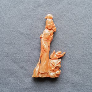 Un groupe en corail rouge figurant une femme, un lapin et un enfant, Chine, 19/20ème — photo 8