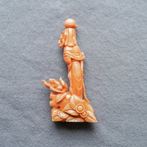 Un groupe en corail rouge figurant une femme, un lapin et un enfant, Chine, 19/20ème — photo 9