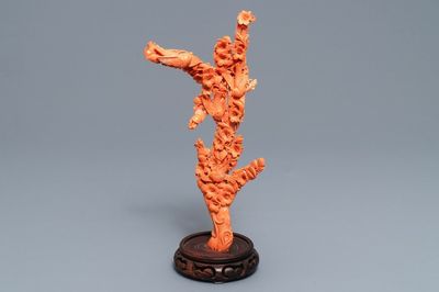 Un groupe en corail rouge sculpté figurant une branche fleurie aux oiseaux, Chine, 19ème