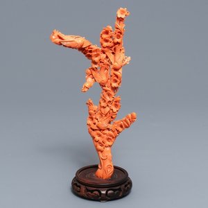 Un groupe en corail rouge sculpté figurant une branche fleurie aux oiseaux, Chine, 19ème — photo 1