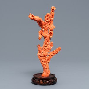 Un groupe en corail rouge sculpté figurant une branche fleurie aux oiseaux, Chine, 19ème — photo 2