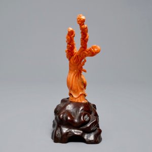 Un groupe en corail sculpté à décor de deux femmes, Chine, 19/20ème — photo 2