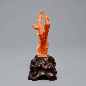 Un groupe en corail sculpté à décor de deux femmes, Chine, 19/20ème — photo 4