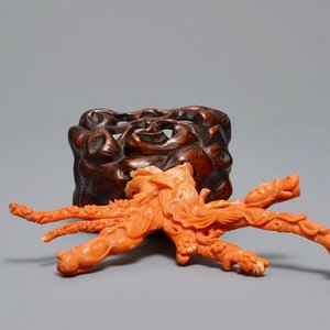 Un groupe en corail sculpté à décor de deux femmes, Chine, 19/20ème — photo 5