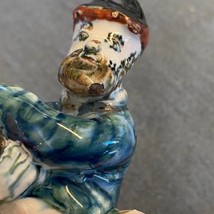 Un groupe en faïence de Delft polychrome figurant un couple sur un pot de chambre, 18ème — photo 12