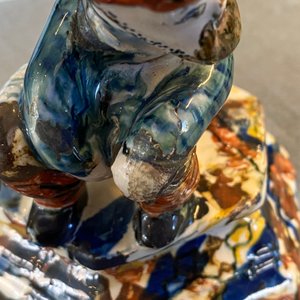 Un groupe en faïence de Delft polychrome figurant un couple sur un pot de chambre, 18ème — photo 13