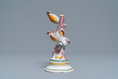 Un groupe en faïence polychrome de Bruxelles figurant deux oiseaux sur un arbre, 18ème