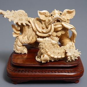 Un groupe en ivoire d'un lion bouddhiste et son petit, vers 1920 — photo 1