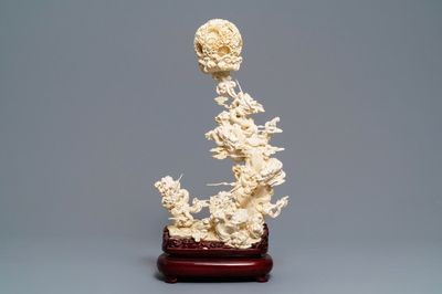 Un groupe en ivoire figurant des dragons et une boule de Canton, Chine, 1er quart du 20ème