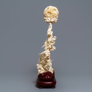 Un groupe en ivoire figurant des dragons et une boule de Canton, Chine, 1er quart du 20ème — photo 2