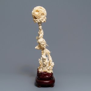Un groupe en ivoire figurant des dragons et une boule de Canton, Chine, 1er quart du 20ème — photo 4