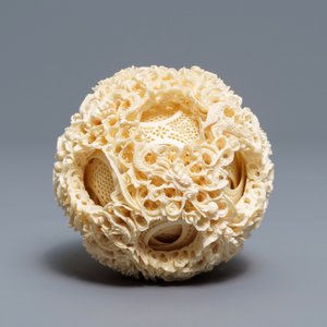 Un groupe en ivoire figurant des dragons et une boule de Canton, Chine, 1er quart du 20ème — photo 5
