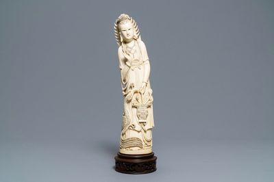 Un groupe en ivoire figurant Guanyin et un phénix, Chine, vers 1900