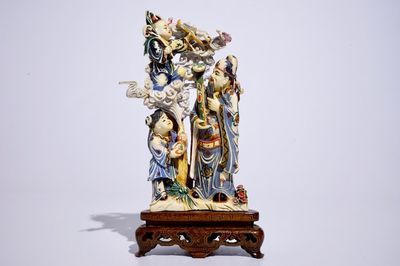 Un groupe en ivoire polychrome d'un immortel et enfants, début du 20ème