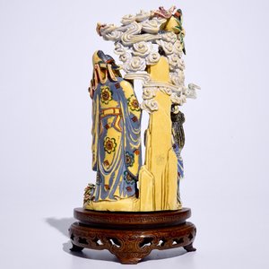Un groupe en ivoire polychrome d'un immortel et enfants, début du 20ème — photo 3