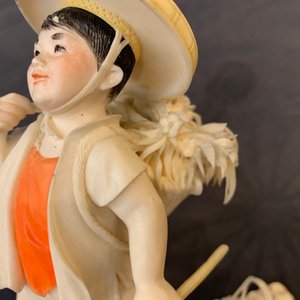 Un groupe en ivoire polychrome figurant un berger, Chine, vers 1940 — photo 13