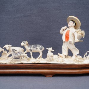Un groupe en ivoire polychrome figurant un berger, Chine, vers 1940 — photo 3