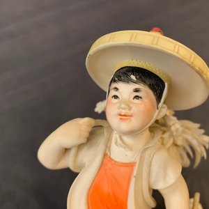 Un groupe en ivoire polychrome figurant un berger, Chine, vers 1940 — photo 8