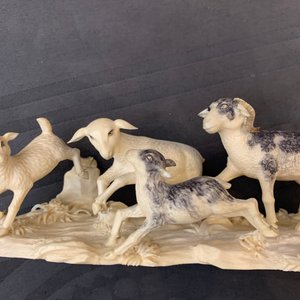 Un groupe en ivoire polychrome figurant un berger, Chine, vers 1940 — photo 10