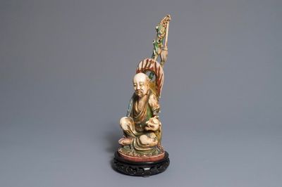 Un groupe en ivoire polychrome figurant un sage et un tigre, 19/20ème