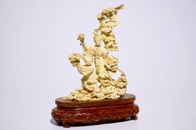 Un groupe en ivoire sculpté de Lan Cai He avec un servant, début du 20ème