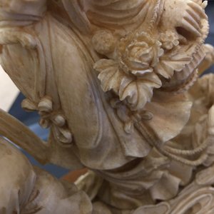 Un groupe en ivoire sculpté de Lan Cai He avec un servant, début du 20ème — photo 8