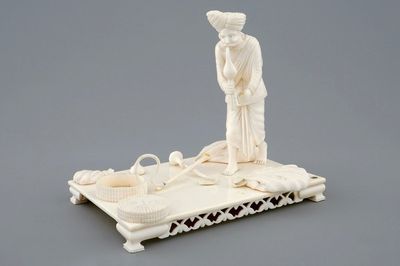 Un groupe en ivoire sculpté d'un charmeur de serpent, Inde, vers 1900
