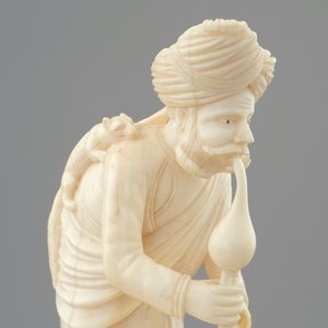 Un groupe en ivoire sculpté d'un charmeur de serpent, Inde, vers 1900 — photo 4